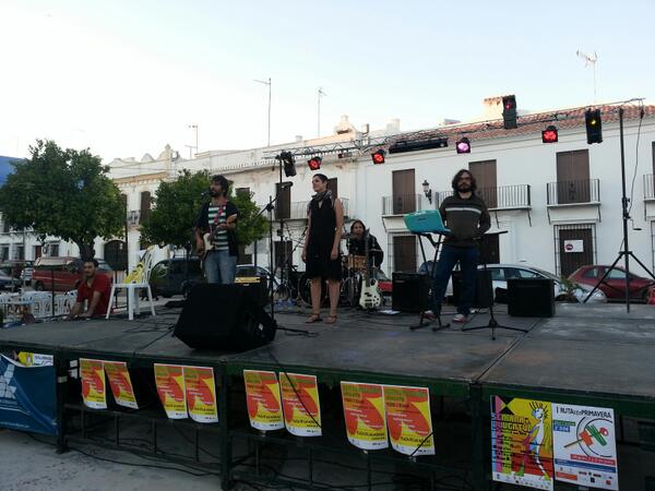 juventudmoguer's tweet photo. FESTIVAL PRIMAVERA MUSICA JOVEN. Comienza la actuación de @supersuecas http://t.co/EsYWvGm9I7
