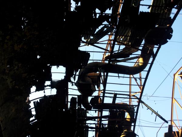 HellyBellie's tweet photo. Roof of gala bingo hall. Police been out agreed to sort. Nothing done. BCC building officrs say its secure. Its not! http://t.co/pYsbfvpJHc