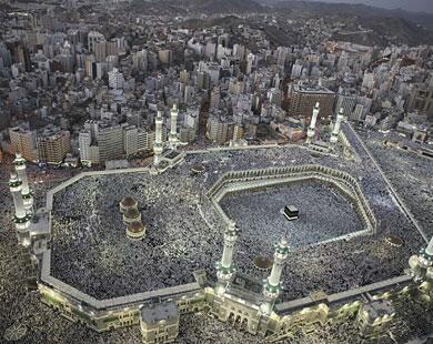 oldmap's tweet image. أتسائل هل توجد أي ديانه في العالم لها مكان خاص يتعبدون اتباعها طوال السنه و 24 ساعه لا يقف المكان من كثرة المتعبدين ؟