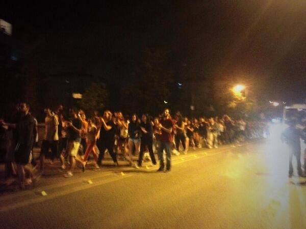 Bogaziçi Üniversitesi öğrencileri Nispetiye Caddesi'ni araç trafiğine kapattı.