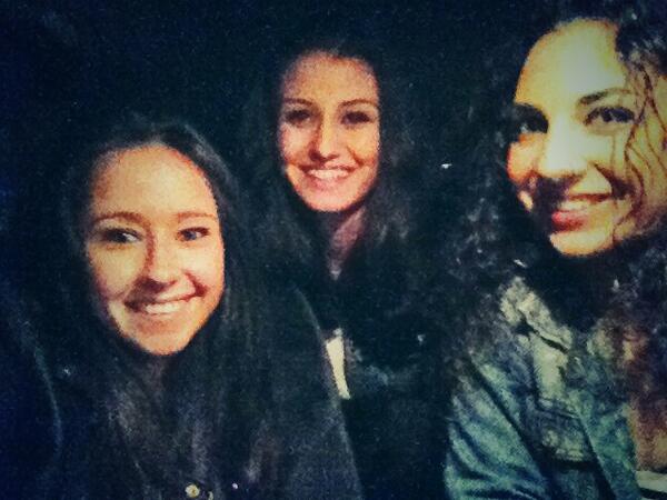 NeusPalou's tweet photo. De bananeo :) @rosarodriguezz  @Noemi2060 http://t.co/mvcg2LXuoN