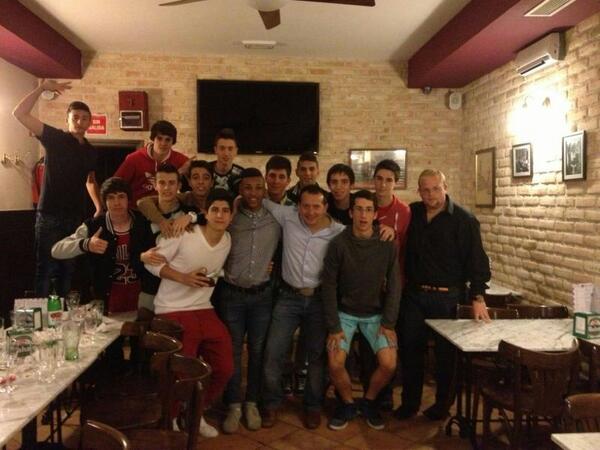 AdrianCataln21's tweet photo. Familia y faltan @IvanUgena @EseeSantos_02E @JoseluM13 http://t.co/FbmwmvFxhk