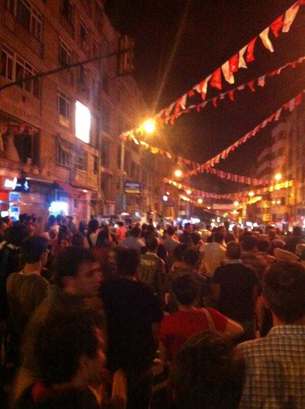 Taksim yetmedi, kadikoye geldim.Tek basima geldim diyecegim ama yuregim el vermiyor.Hepimiz burdayiz. #direnturkiye