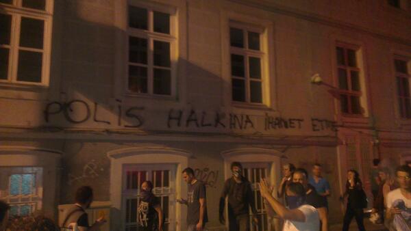 Polis iyice geri çekildi... Polis halkına ihanet etme yazıldı Notre Damme de Sion'a...