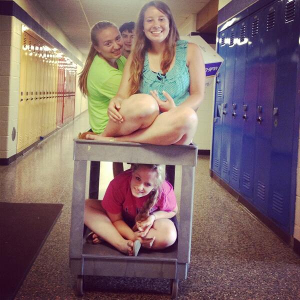 Ash4196's tweet image. This is what you get to do when there's only 4 of you in your chemistry class.😜👍😁👌 #bossride