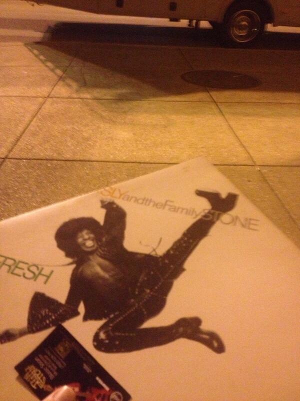Coop4689's tweet photo. Waiting outside for an autograph at the family stone show!! http://t.co/acGGNjM3GZ