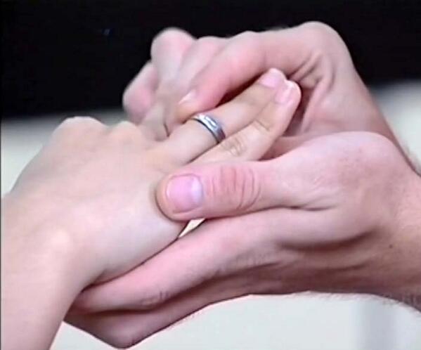 Neh adegan so sweet banget . Adrian make in cincin ke Dini.  "