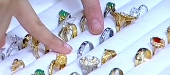 Adrian sama Dini milih cincin nya sama. So sweeet  "