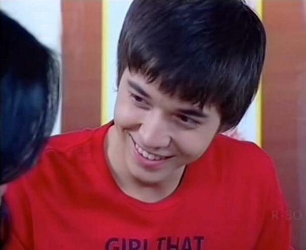 Adrian senyumnya ittu loh.  "