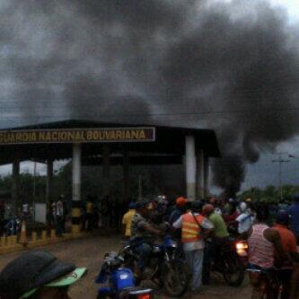 RAPS14's tweet photo. Pueblo de cabruta quemo comando de la guardia http://t.co/0HkzcP2dpX Una Teniente torturo a un joven y este falleció