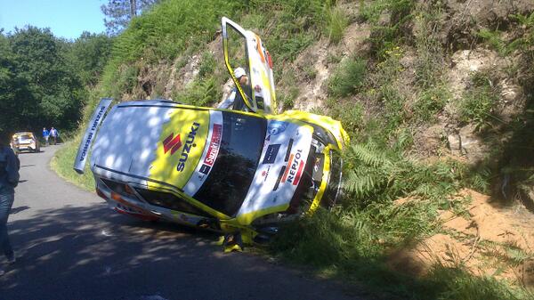 BraisMorata94's tweet photo. Venia muy lanzado y asi quedo...el swift del piloto andorrano! @RallyeVigo http://t.co/RoozQMyH1t