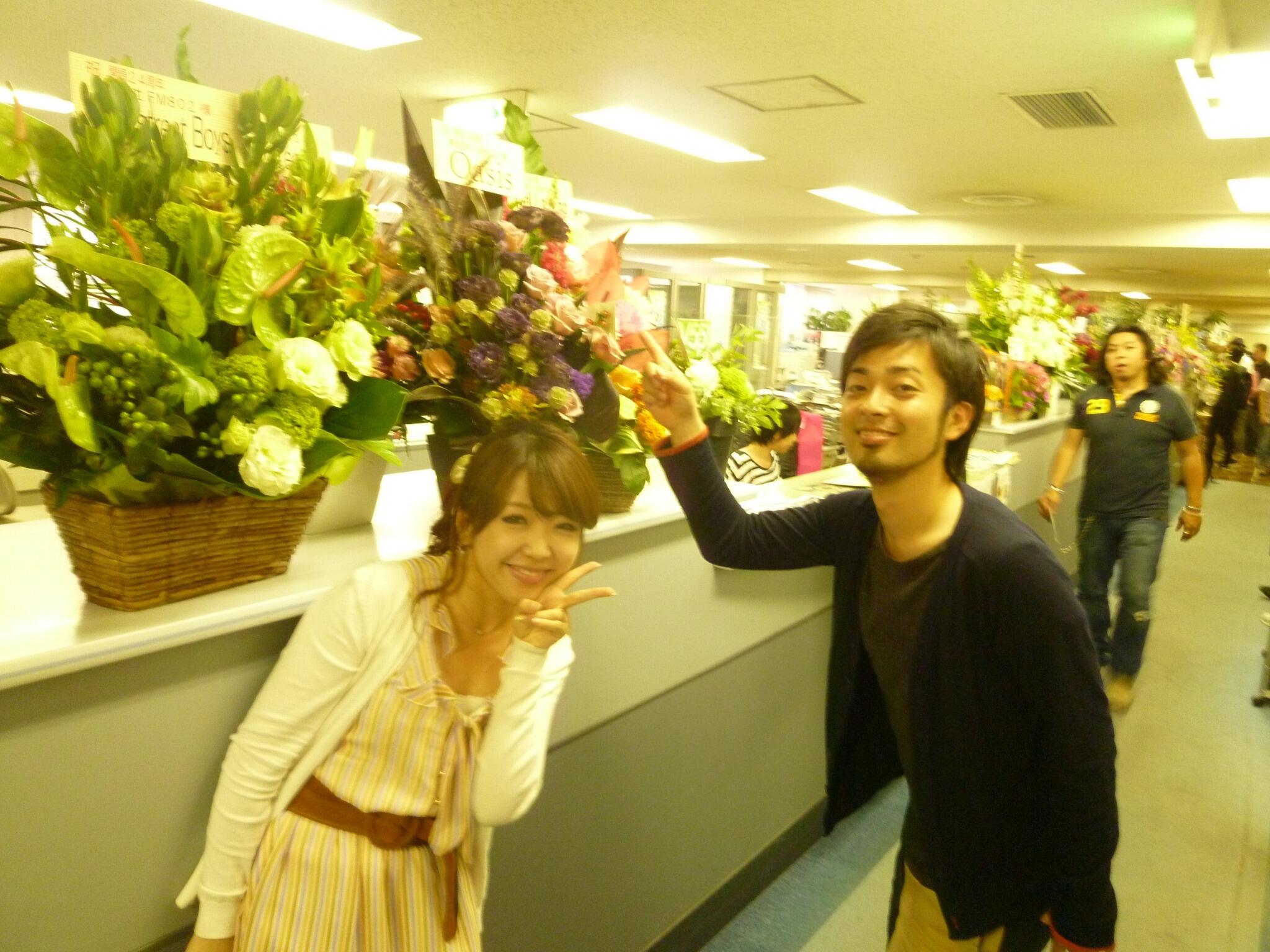 鬼頭由芽 同い年dj竹内くんと 結婚おめでとー って言ったら お先に行かせていただきますw って言われたけど いいよ そんな皮肉屋な君も好きだよ竹内君 笑 なぜかoasisから届いていた花の前で いつの間に再結成してん Http T Co