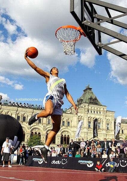 уличный стритбол. баскетбол на улице. игра в стритбол баскетбол. стритбол 3 на 3 игра. площадка для баскетбола в волгограде.