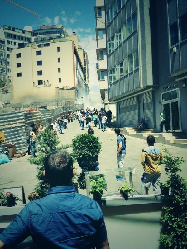 Basakburcuu's tweet photo. #direngaziparki YINE BIBER GAZIYLA SALDIRDILAR RT RT http://t.co/GD6UD02y2D