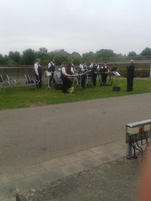 wat is t koud! gelukkig staan deze gezellige bakkers naast ons. en zijn er een hoop mensen bij de open dag waterschap