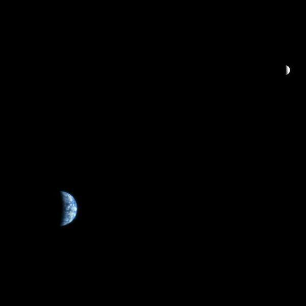 TechandFacts's tweet photo. NASA's Mars Reconnaissance Orbiter took this stunning photograph of the Earth and Moon. orbit around the planet Mars http://t.co/rjJHqxODlc