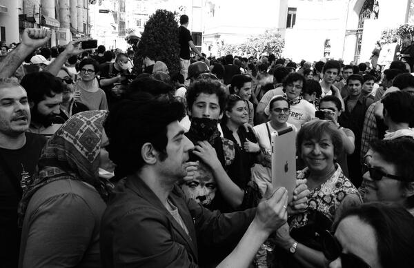 Canlı yayın yapmaya çalışırken yanımdaki marjinal ve terörist kadınları görüyor musunuz :)