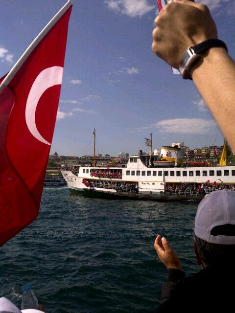 Muthis bir kalabalik var, birazdan Besiktas'tan Taksim'e ilerleyecegiz...Fasizme karsi hep birlikte omuz omuza!