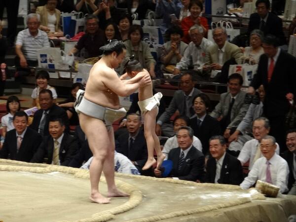sumokyokai's tweet photo. ＜垣添引退相撲＞「垣添関最後の稽古」。息子の玄空（はるく）くんと。#sumo http://t.co/0KpTj5Xv67