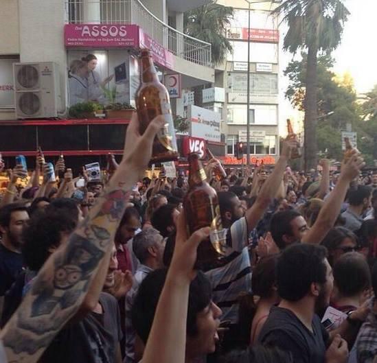 osmanli_devleti's tweet image. Devrimci gençlik hükümeti devirecekmiş, sizin devirebileceğiniz tek şey içki şişeleri! #provokasyonaGELMİYORUZ