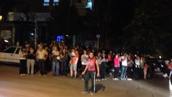 ANKARA Dikmen Hurriyet Cad. EVLERİNDEN CİKAN ANNE BABALAR AİLELER COCUKLAR tencere tavayla GENCLERE destek saat 23