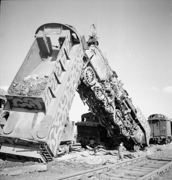 ドイツ国鉄の統一型蒸気機関車BR50。迷彩が確認できる貴重な一枚だ