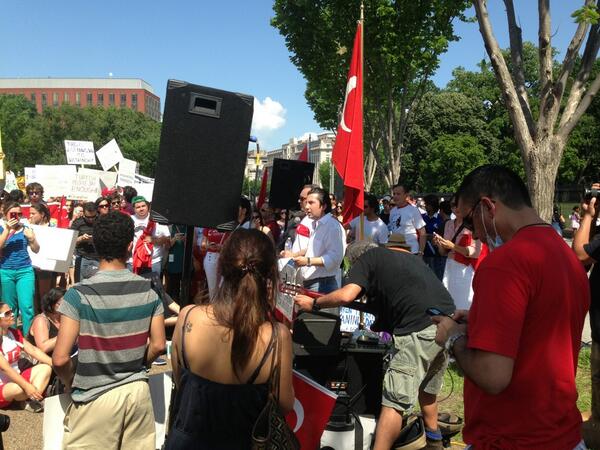 SimgeDogrular's tweet photo. By the White House in Washington DC #direngeziparki http://t.co/l6a0KtVSLO