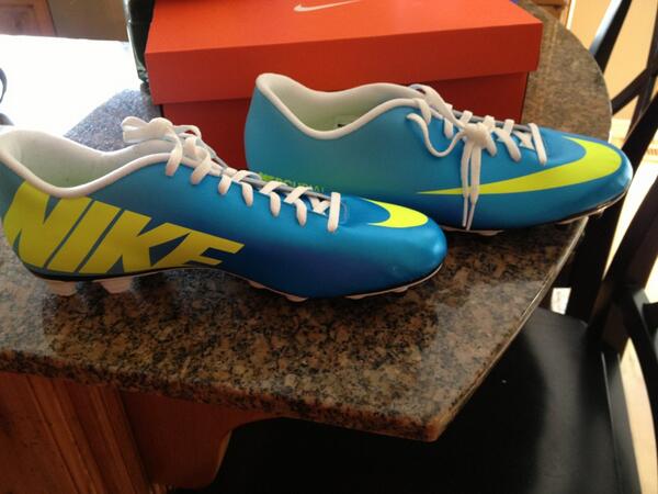 Ski4Stuhill's tweet image. I don't play soccer but I'm goin to brazil so I better hone in my skills. Anyone wanna help? #needlessons #isuck ⚽