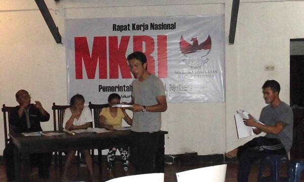 RatnaSpaet's tweet photo. Latihan adg SidangRakyat dlm drama Titik Terang @1MerahPanggung Dua Jaksa: Rifnu @wikanarif Rio Dewanto @Riodewantoo http://t.co/7hY8EQ5P4q