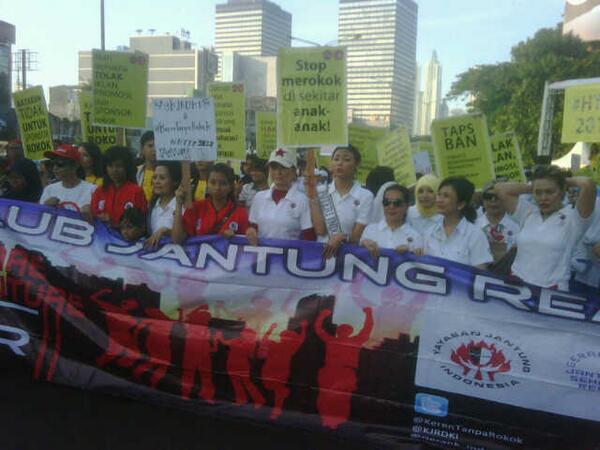 forumUTama's tweet photo. Via @djadjas: Rokok bukan kebutuhan pokok namun bahaya yg mencolok @KAR_Bandung #HTTS2013 Bundaran HI Jakarta http://t.co/cO6QTVQaUt