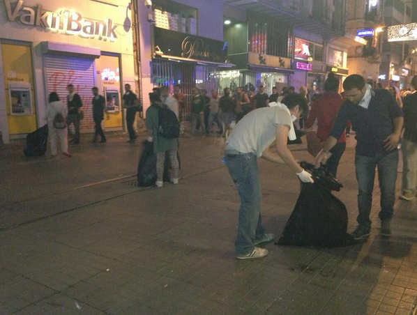 Taksim İstiklal Caddesi'nde iki gün yoğun biçimde süren çatışmalar sonrasında halk, kirletilen caddeyi temizliyor.
