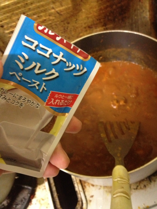 凸ノ高秀 Twitterren ココナッツミルクペーストとか ウスターソースも投入や 味を見ながら スパイスやカレー粉を投入してもええで とくに市販のソースは果物やら野菜やら色んなもんがブレンドされとるから ごっつい心強い存在なんや Http T Co Myzisq1l1l