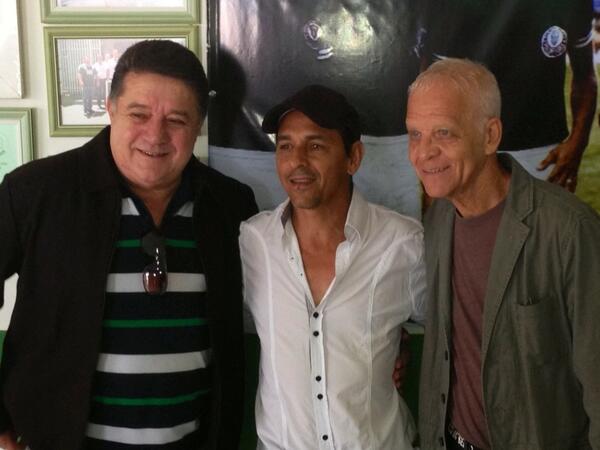 Tati_Toro's tweet photo. Meu pai com ex jogadores do Verdao! Leivinha e Ademir da Guia! #Palmeiras #timedecoração #familia http://t.co/6jEcCWbbwn