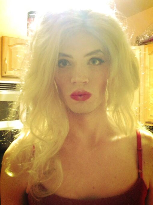 Sometimes doing makeup is a total drag. #fabulous @AaronJackson85 http://t.co/CWAdJfNCz1<a href="/tag/fabulous"class="tags">#fabulous</a>