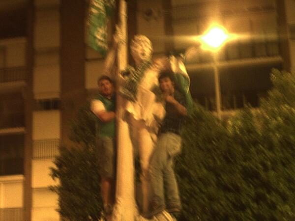 PB_TRIANA_VERDE's tweet photo. Rodrigo de Triana señalando el camino a Europa #EuroBetis http://t.co/rhCaH90EDC