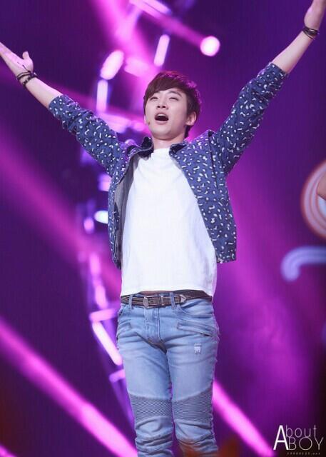 JUNEO_2PM's tweet photo. happy weekend! http://t.co/M1B3XDRTl6