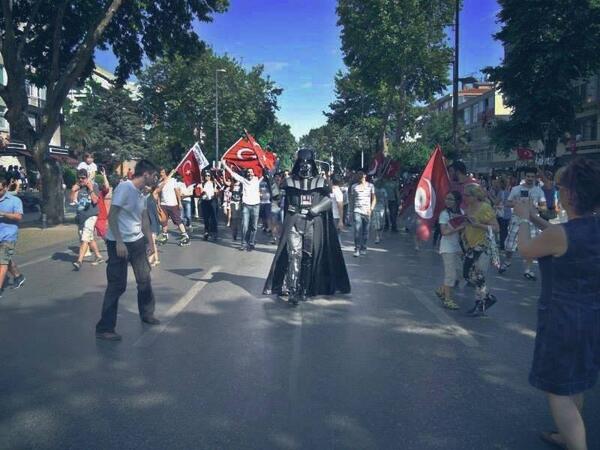 saadetisilaksoy's tweet photo. Mükemmel! Epic! “@Erbelen: İşte göstericilerin orantısız güç kullandığının kanıtı. :) http://t.co/pSbn7mThzn”