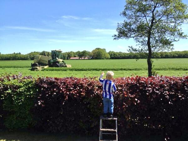 Aan het genieten van ons mooie plekje! Wat een uitzicht! Niks is mooier dan kijken hoe het gras gemaaid wordt