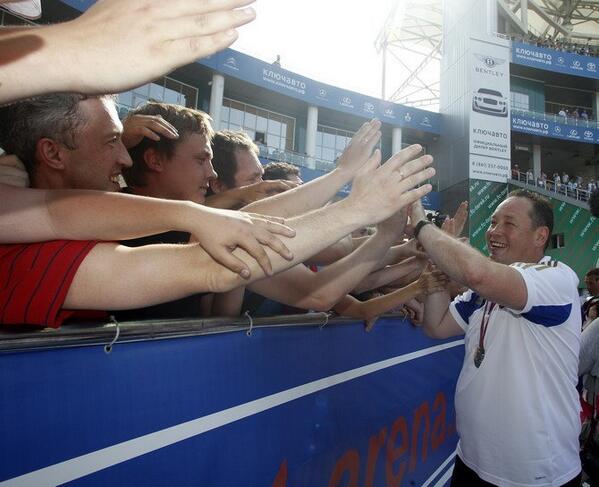 CSKAstuff's tweet image. #Фото Леонид Слуцкий празднует с болельщиками победу в финале Кубка России 2012/13: