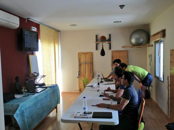 HealthEstudio's tweet photo. De formación con @SECTORFITNESS @DaniCapo_EP @SergioGarCal @Gines_Gonzalez_ @josevidalSEA http://t.co/5HVUeqVVwj