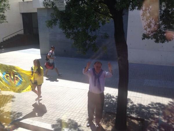 MatadorPalermo's tweet photo. Llaneza recibiendo a los autobuses del aficionados del @VillarrealCF ! Increible piel de gallina! #BarcelonaGrogueta http://t.co/1FGeNzK4ws