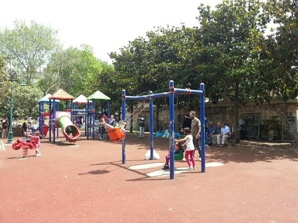 rodricmcgregor's tweet photo. Gezi park :) children are now 'occupying'. #direngeziparki #occupygezi http://t.co/sn8WUAOV5v