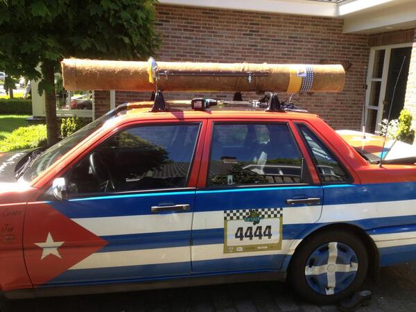TeamCubaCar's tweet photo. CubaCar is er bijna klaar voor. De sigaar kan bijna aangestoken worden. #carbagerun http://t.co/WlYK97xrBb