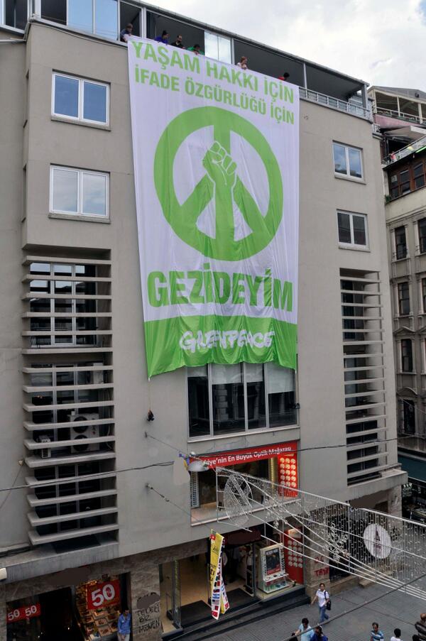 Greenpeace_Med's tweet image. İfade özgürlüğünü ve barışı savunanları, ayakta alkışlıyoruz. #gezideyim #direngeziparkı #occupygezi