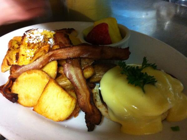 LaurierLounge's tweet photo. Brunch plate !!! Good hang over recovering :) http://t.co/U3sq0d88rc
