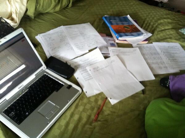 Beckkssterr's tweet image. What my day consists of....#homeworkoverload 😒
