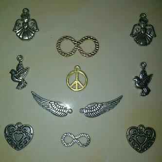 ChelseaRahadika's tweet photo. Mau bandul wings nya 1 lusin yg kecil ya kak ;) RT @GisellaShop: ChelseaRahadika ini bandul wingsnya sis.. http://t.co/sSCjbo8SjB