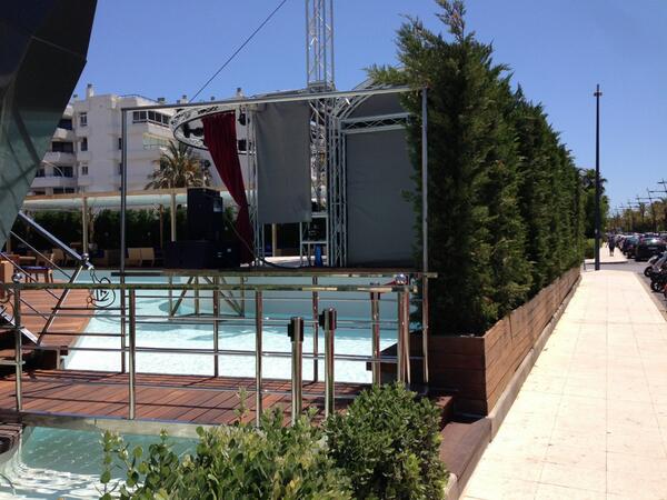 RafelRuiz's tweet image. És possible un escenari amb altaveus d'alta potència a peu de carrer? Si. Compleix normativa? Ho dubt. #ppfail