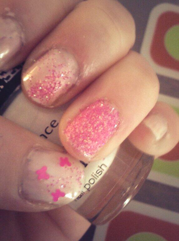 trendynailss's tweet photo. Deze vlinders verkrijgbaar in zilver, knal groen, blauw en deze kleur : knal roze zijn 20 voor een euro! http://t.co/TaGUFSdACL