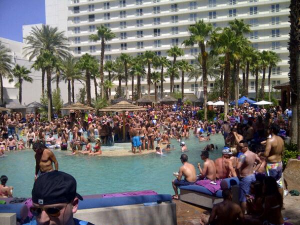 MixinItUpLLC's tweet photo. @rehablv w @ronitaylor @mikeglasvegas http://t.co/B7d2zouVD4